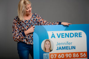 DSC_5876-Modifier Jennifer Jamelin, conseillère en immobilier à Antony, présentant un panneau à vendre